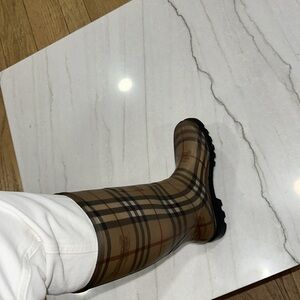 Burberry rain boots size 37 women